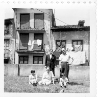 Matilde Sabarte y Martín Gerenabarrena, con sus hijas Maritere y Isa. La señora es Mari
Salegi, una amiga de la familia.