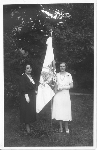 A21 Dos señoras con una bandera carlista